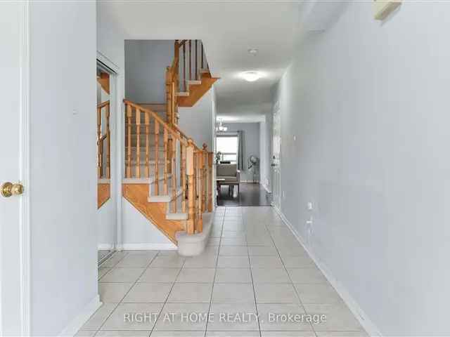 Townhouse For Sale in Newmarket, Ontario