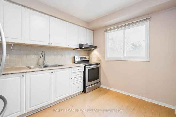 Townhouse For Sale in Barrie, Ontario