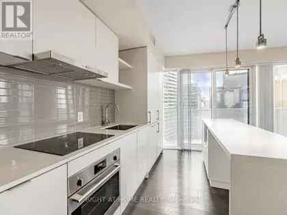 2 Bedroom 616 m² Luxurious Condo in Toronto Harbour Plaza