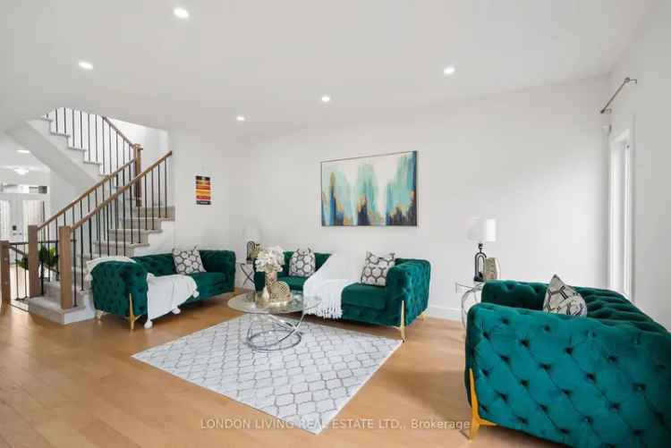 Luxury 4 Bed 2.5 Bath Home in Foxhollow NW London