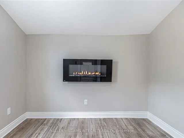 Modern Downtown Brockville Home 3 Beds Huge Bath 2 Fireplaces Parking