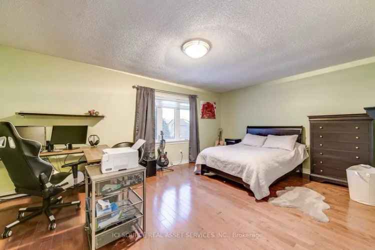 House For Sale in Mississauga, Ontario