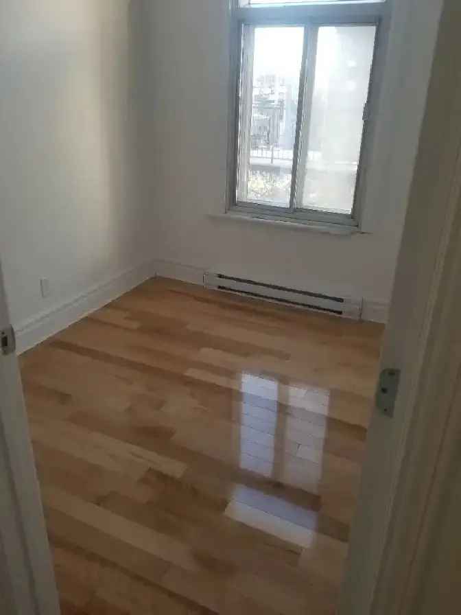 8 1/2 triplex 3rd floor for rent in Mile End, Montreal