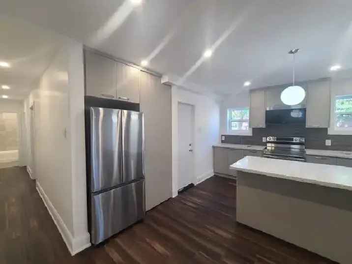 2 bdrm Avenue & Eglinton