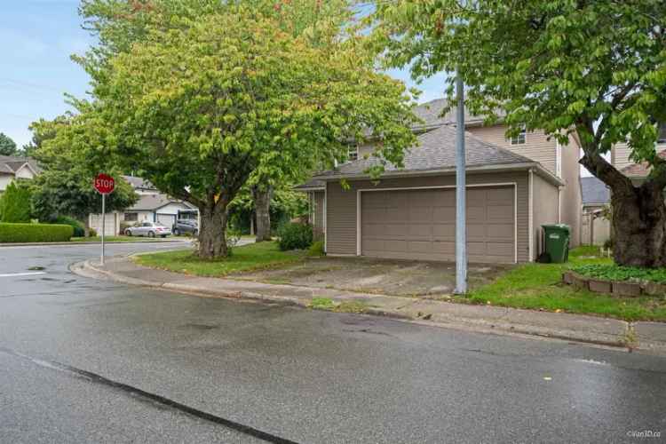 Riverdale Family Home 3 Bed 2 Bath Double Garage Fenced Yard