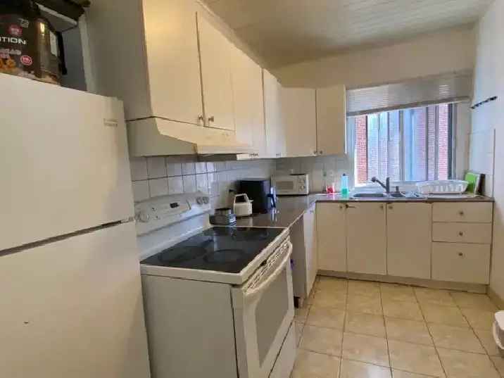 2 Bedroom Apartment Near Monkland Avenue