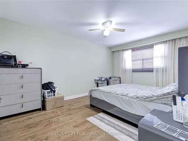 Spacious 4 Bedroom Family Home in Mississauga Square One