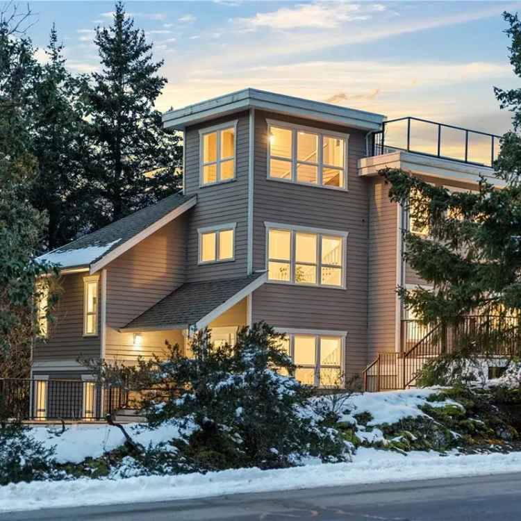 Luxury Waterfront Home in Maple Bay