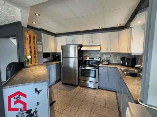 Two-Story Cottage for Sale Three Bedrooms Estrie