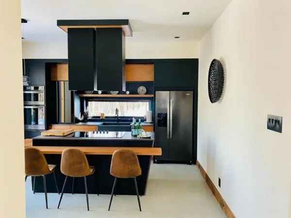 3-Bedroom House for Sale in Estrie with Spa Sauna and Pool