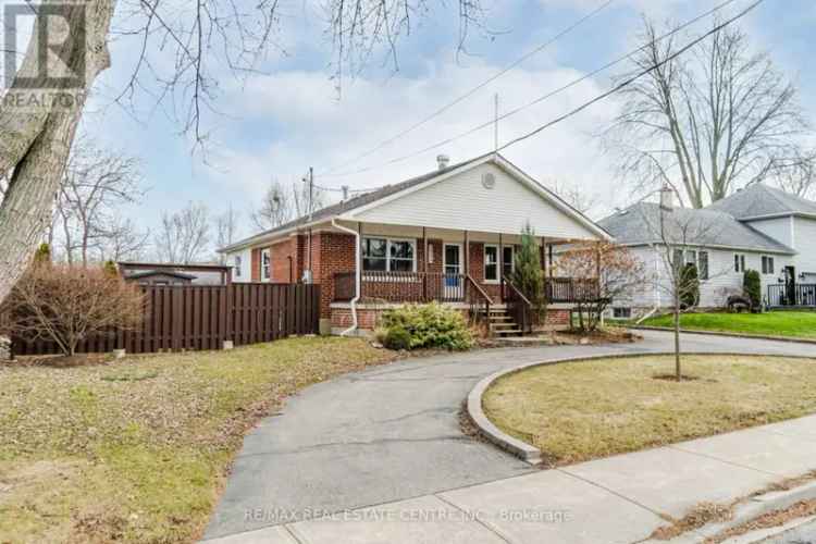 Charming Detached Bungalow in Lorne Park  Near Schools Parks and Highways
