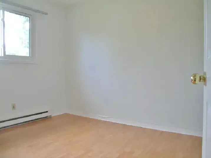 2 Bedroom Main Floor House Ottawa East Available Now