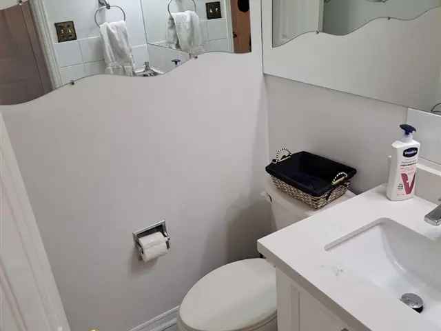 Freehold Townhouse Near 401 Public Transit Upgraded Kitchen Baths