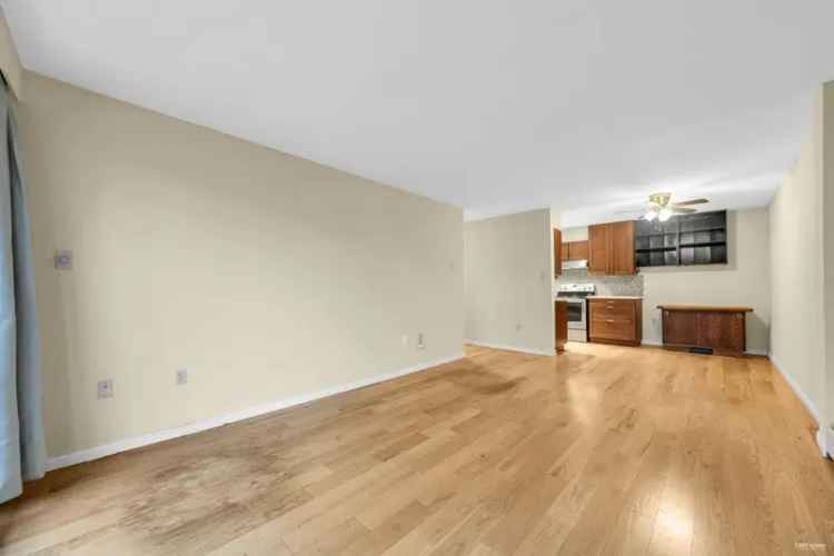 Condo For Sale in Vancouver, British Columbia