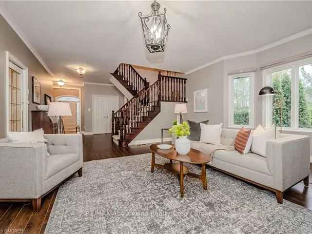 House For Sale in Oakville, Ontario