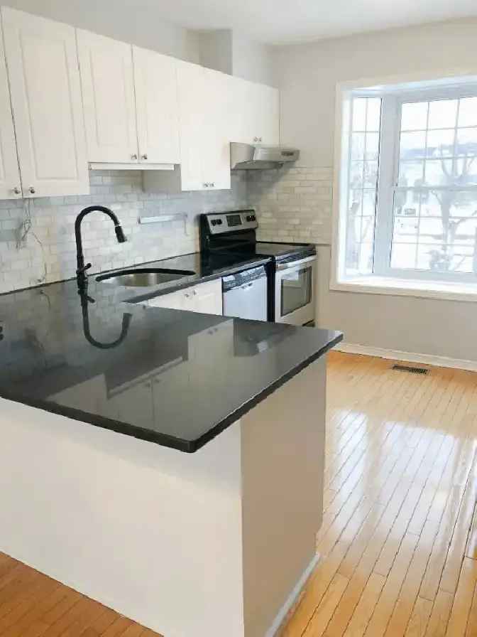 Modern 3 bdr/2 Bth Townhome in Trendy Hintonburg