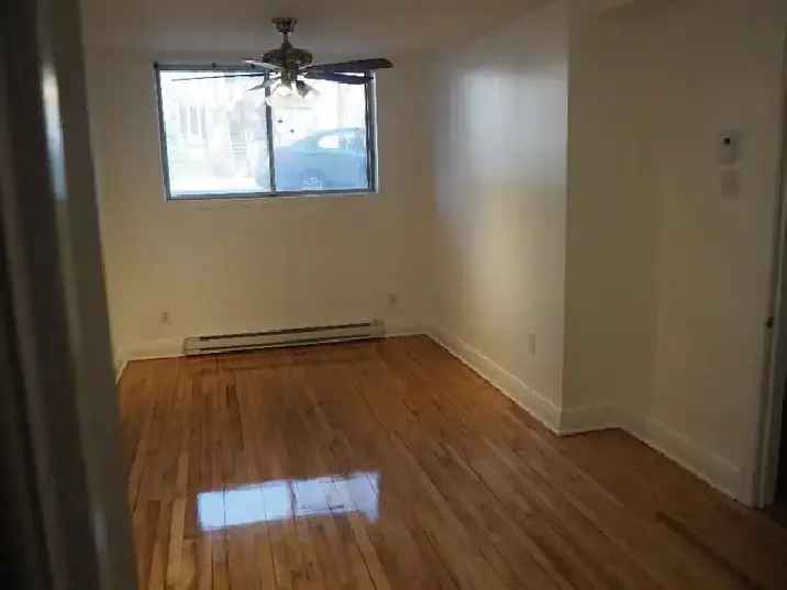 Rent Grand 4 et demi Apartment in Rosemont with 2 Bedrooms and Quiet Setting