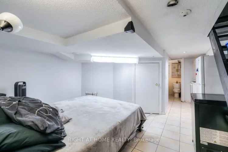 House For Sale in Toronto, Ontario