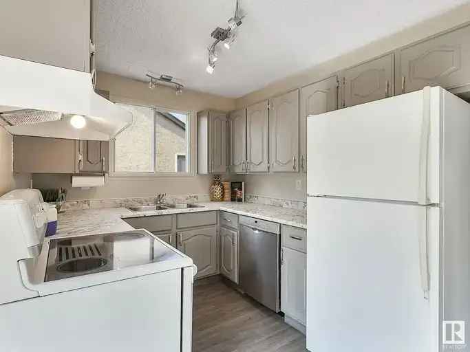 99 Ave NW Room in Edmonton - Furnished Main Floor Room
