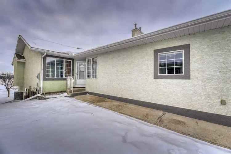 Duplex For Rent in Strathmore, Alberta