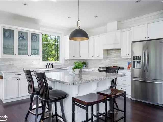 Luxury 4-Bedroom Home near Collingwood Downtown