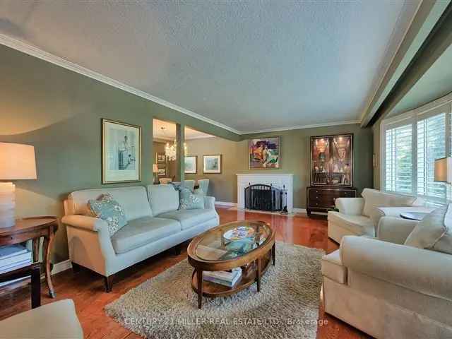 South West Oakville Lakefront Property: 4-Bed, 3.5-Bath Home on 16,630 Sq Ft Lot