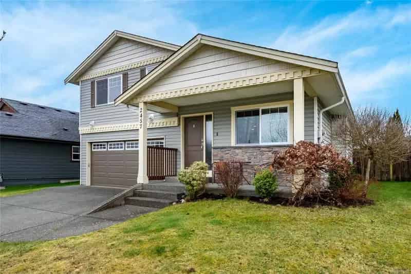 Spacious Family Home in Comox - 3 Beds, Rec Room, Hot Tub