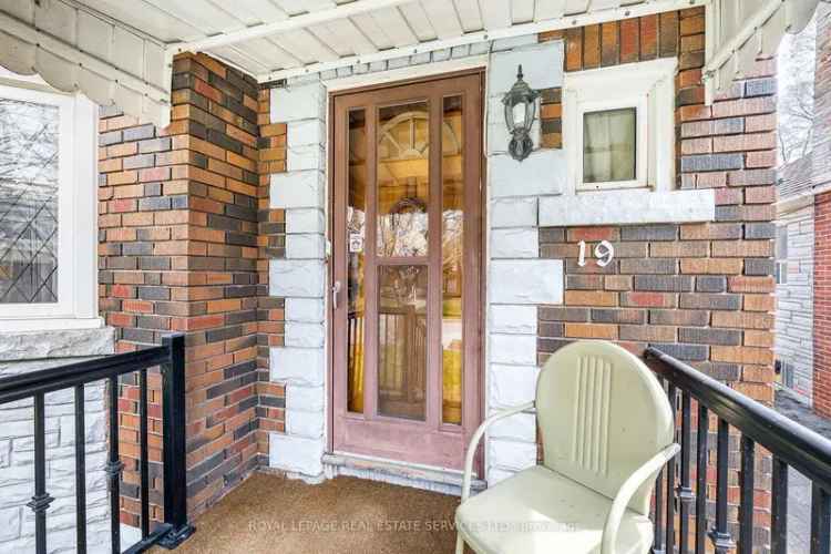 Charming 2-Bedroom Lakeside Bungalow