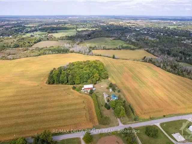 All Brick Farmhouse with Barn - Privacy and Space Near Kemptville