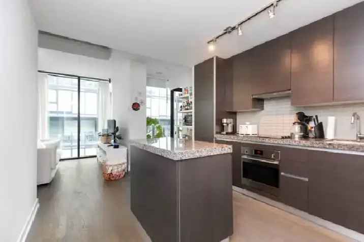 2 Bedroom/2 Washroom for Rent In King West!