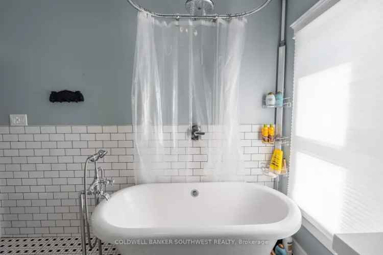 Victorian Charm Near Downtown Waterfront 4 Bedrooms
