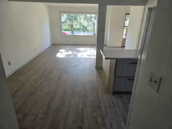 Pet Friendly Newly Renovated Westend 3 Bdrm Half Duplex for Rent