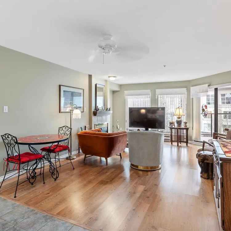 Bright Spacious Condo with 2 Beds 2 Baths Large Balcony