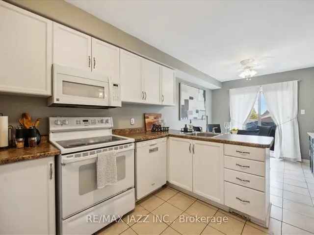 Charming Bowmanville Townhouse Freehold 3 Beds 2 Baths