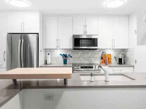 3 Bed 2 Bath South Granville Corner Unit - 511 Sq Ft Patio