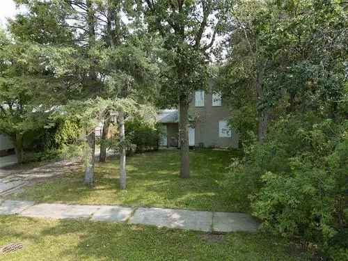 Buy House in Kirkfield Winnipeg with Fenced Yard and Nearby Amenities