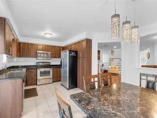 Spacious End Unit Townhome in Elite Vaughan Near Go Station