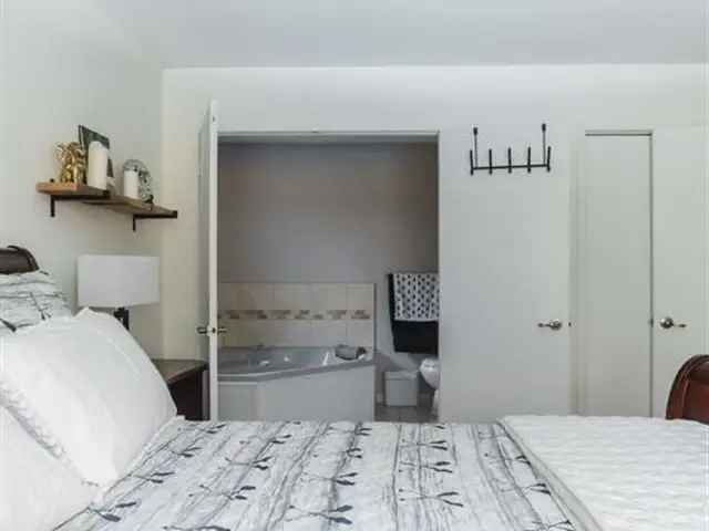 Furnished Brighton Bedroom w Private Ensuite - 6 or 12 Month Lease