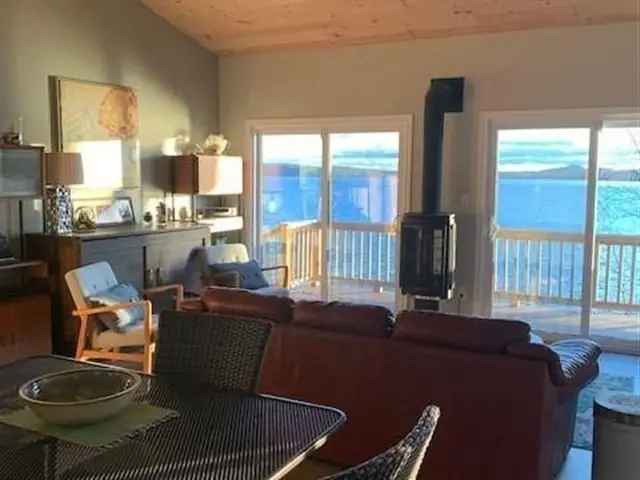 Beautifully Maintained Papineau Lake Cottage Short Term Rental