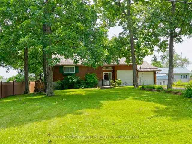 Waterfront Log Home on Varty Lake near Kingston