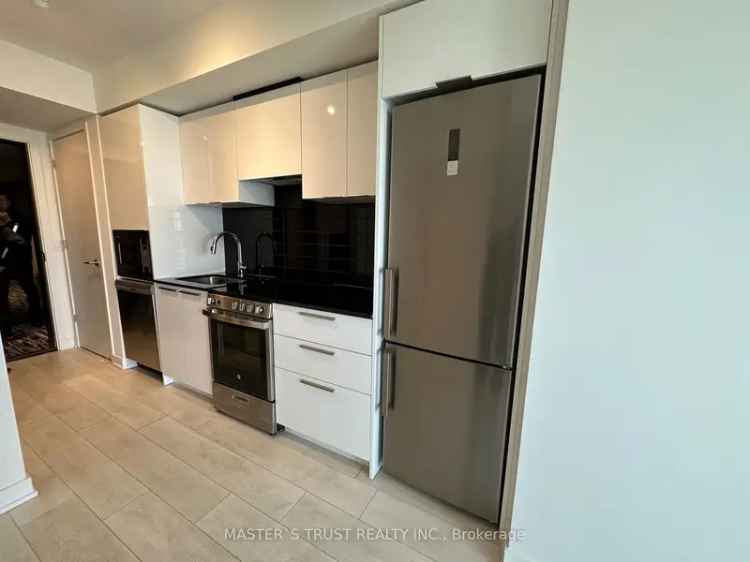 Rent Studio Apartment in Midtown with Balcony Near Subway