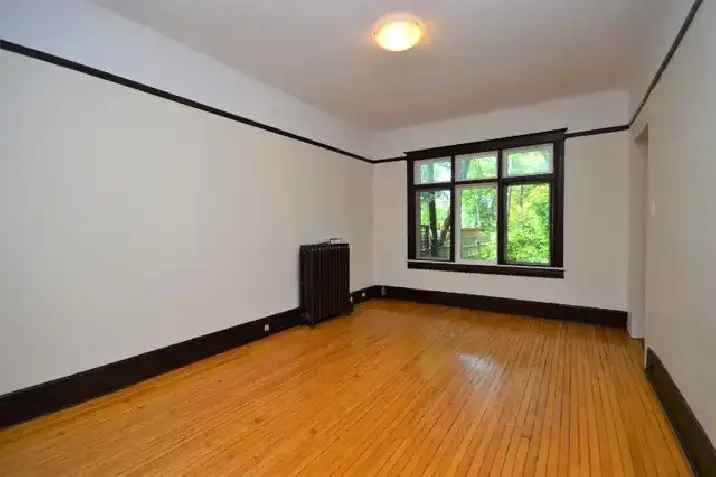 Annex 1 Bedroom   den on Main floor near Bathurst subway