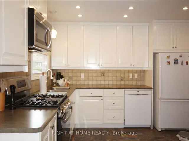 House For Sale in Newmarket, Ontario