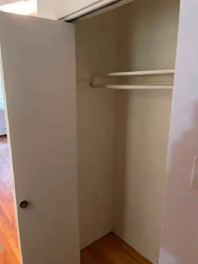 2 1/2 Room Westmount Apartment Near MUHC Hospital