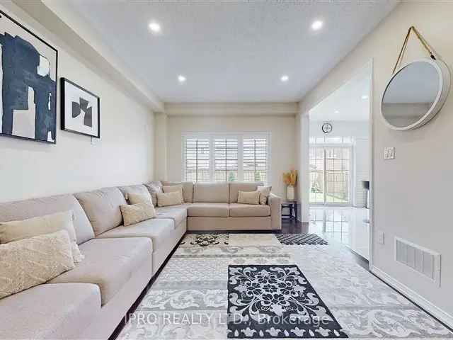 Stunning 4 Bedroom 4 Bath House in Oshawa