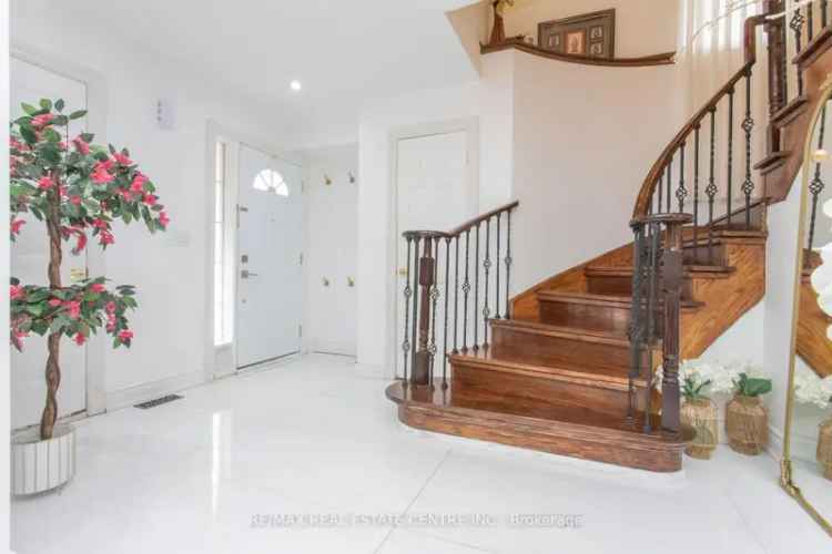 House For Sale in Mississauga, Ontario