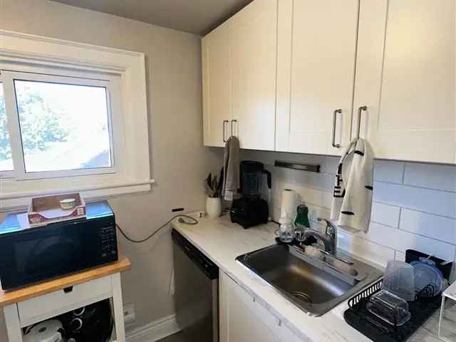 Renovated Upper Level Apartment Near Downtown Hamilton