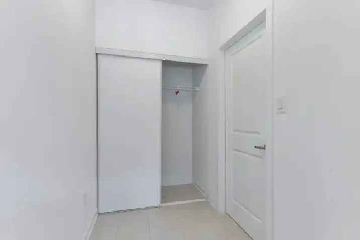 Bright 2 Bed Den Townhouse in Vaughan Woodbridge Park