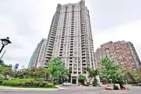 Spacious 1+Den Condo in Mississauga's Square One City Centre