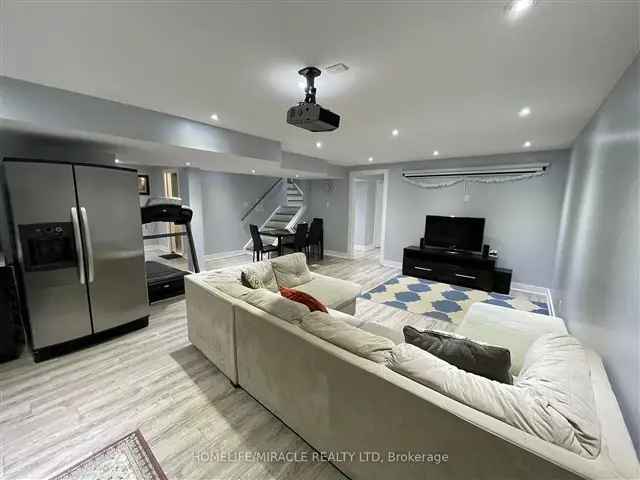 Stunning 3000 Sq Ft House 5 Baths Finished Basement Close To Go Station